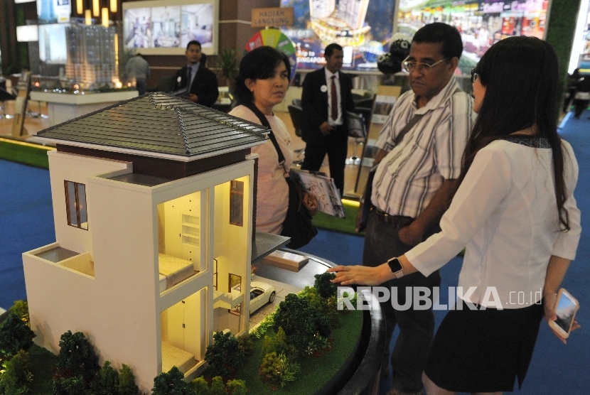  Pengunjung mendapat penjelasan mengenai properti perumahan dalam pameran properti Real Estate Indonesia di Jakarta, Rabu (19/4). 