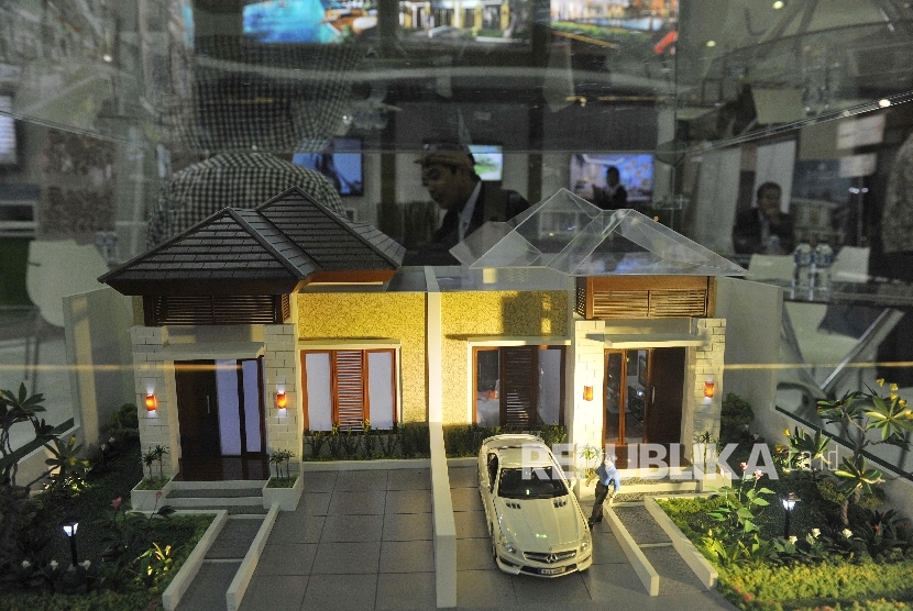Pengunjung mendapat penjelasan mengenai properti perumahan dalam pameran properti Real Estate Indonesia di Jakarta, Rabu (19/4). 