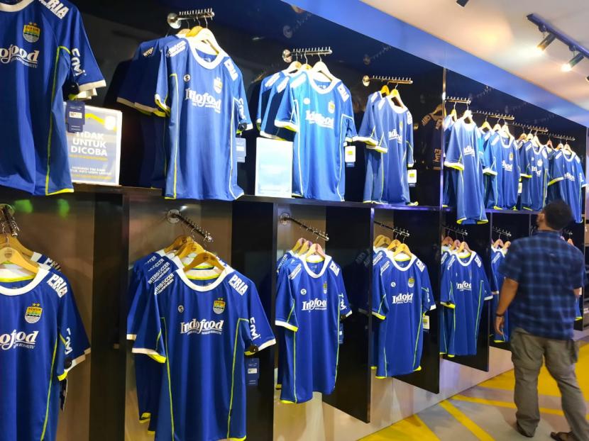 Pengunjung mendatangi merchandise store Persib, Jalan Sulanjana, Kota Bandung, Selasa (19/7/2022) untuk membeli jersey anyar.