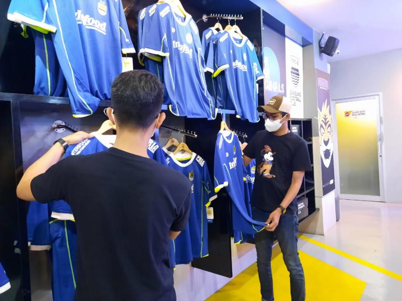 Pengunjung mendatangi merchandise store Persib, Jalan Sulanjana, Kota Bandung, Selasa (19/7/2022) untuk membeli jersey anyar. 