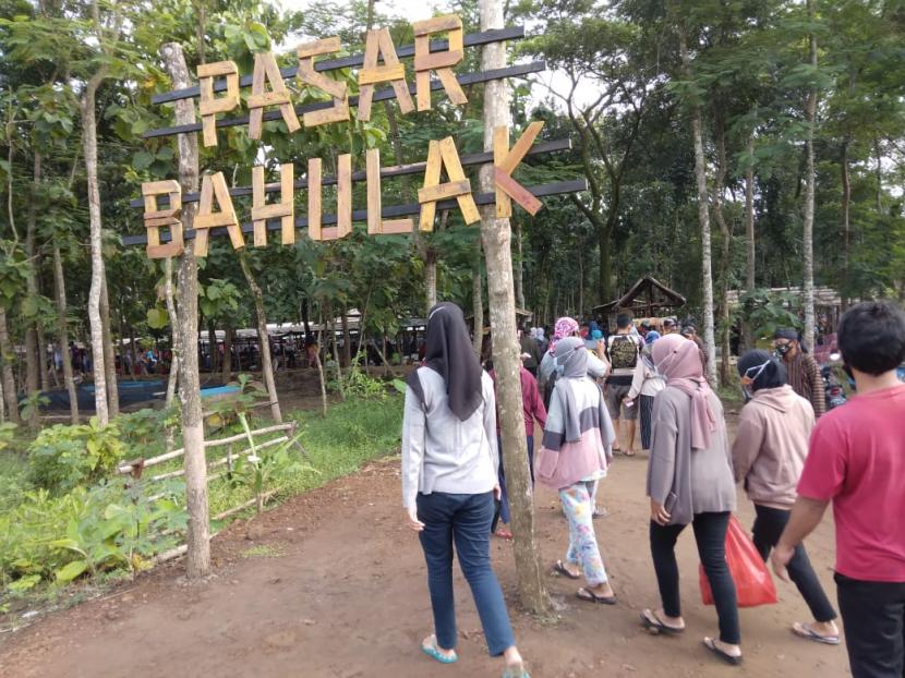 Pengunjung mendatangi Pasar Bahulak di Desa Karungan, Kabupaten Sragen, Ahad (7/3). BPIP menetapkan Pasar Bahulak sebagai Pasar Gotong Royong dan Desa Karungan sebagai Desa Pancasila.
