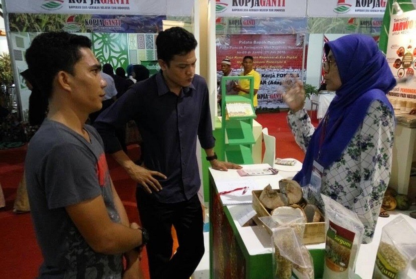 Pengunjung mendengar penjelasan tentang kelapa kopyor di stand  Badan Litbang Pertanian Pameran Indoor PENAS XV Aceh  