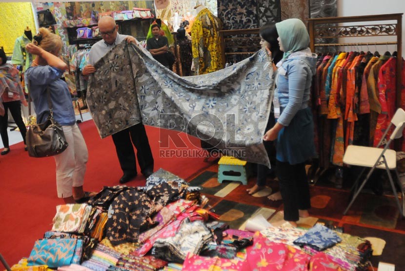  Pengunjung mengamati aneka hasil kerajinan yang dijual dalam pameran kerajinan Inacraft 2013 di Jakarta Convention Center (JCC), Jakarta, Rabu (24/4).(Republika/Aditya Pradana Putra)