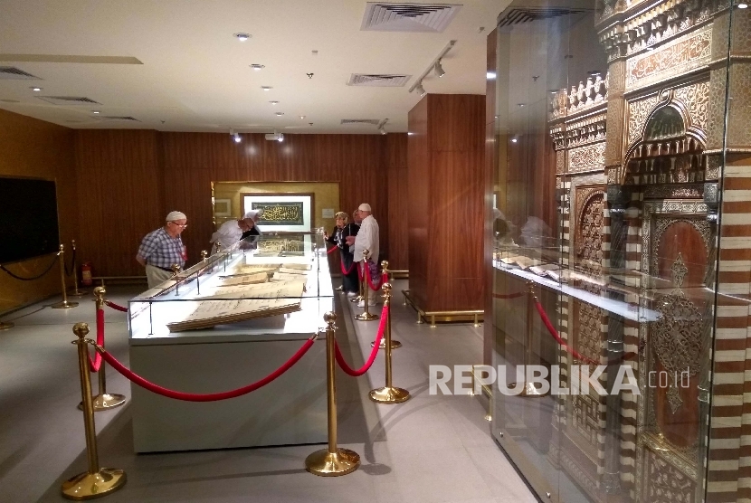 Pengunjung mengamati aneka koleksi naskah Alquran yang dipamerkan di Museum Alquran Madinah.  