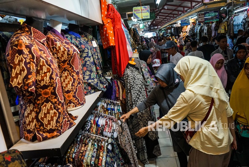 Pengunjung mengamati batik yang dijual di Pasar Beringharjo, Yogyakarta. Pedagang fesyen di Pasar Beringharjo gencar berjualan online demi kerek omzet selama pandemi Covid-19. Ilustrasi.