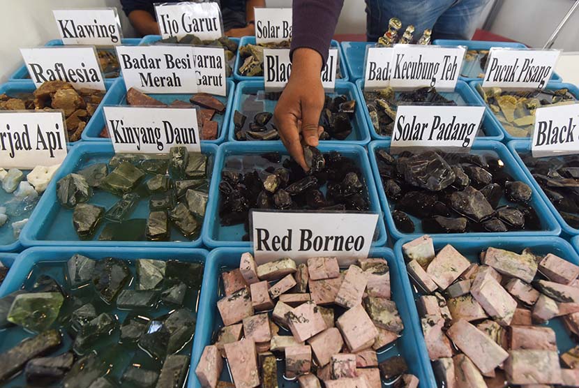 Pengunjung mengamati batu akik yang dijual saat digelar Khasana Akik Ramadan di Surabaya, Jawa Timur, Jumat (3/7).    (Antara/Zabur Karuru)