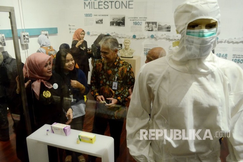 Pengunjung mengamati berbagai benda dan peralatan yang biasa digunakan untuk membuat vaksin dan serum dari masa ke masa pada Open House Museum Bio Farma, di Museum Bio Farma, Jalan Pasteur, Kota Bandung, Rabu (18/7).