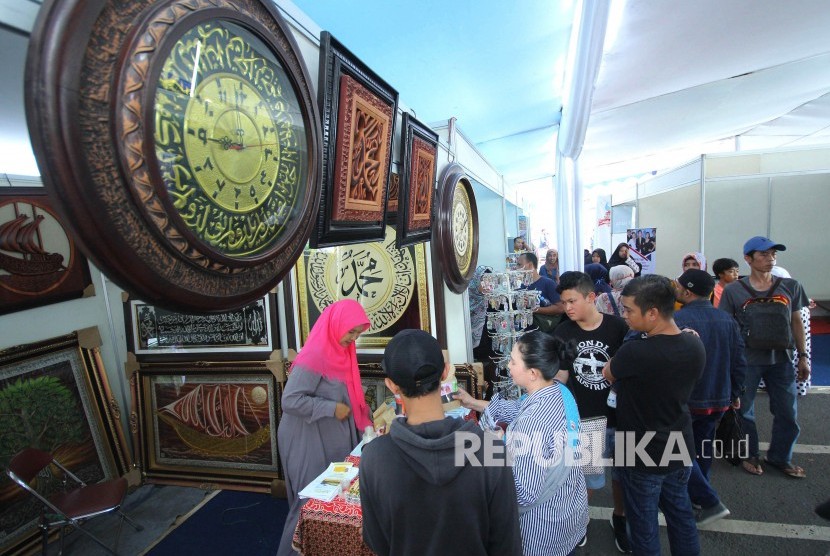Pengunjung mengamati bermacam produk pada Bandung Santripreneur Fest 2019 (BSF) di halaman Gedung Sate, Kota Bandung, Ahad (28/4).(Republika/Edi Yusuf)