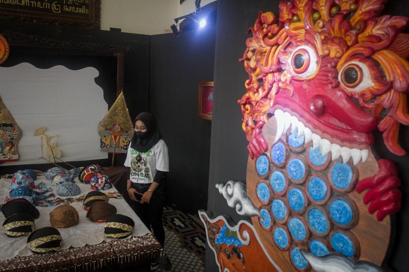 Pengunjung mengamati blangkon pada Pameran Festival Blangkon di Loji Gandrung, Solo, Jawa Tengah, Jumat (9/9/2022). Festival tersebut untuk mengenalkan jenis dan perbedaan gaya blangkon khas tiap daerah sekaligus upaya melestarikan blangkon sebagai warisan budaya Indonesia.
