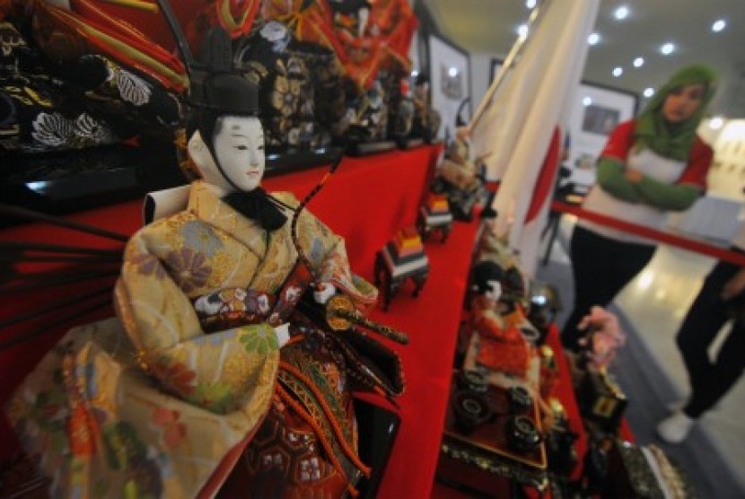 Pengunjung mengamati boneka khas Kerajaan Jepang (Hina Ningyo) saat pameran keraton di Monas, Jakarta, Jumat (6/12). 