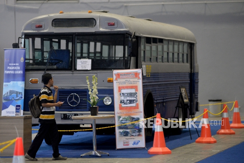 Pengunjung mengamati bus-bus klasik dalam pameran yang bertajuk Indonesia Classic N Unique Bus 2017 di JIExpo Kemayoran, Jakarta, Rabu (29/3).