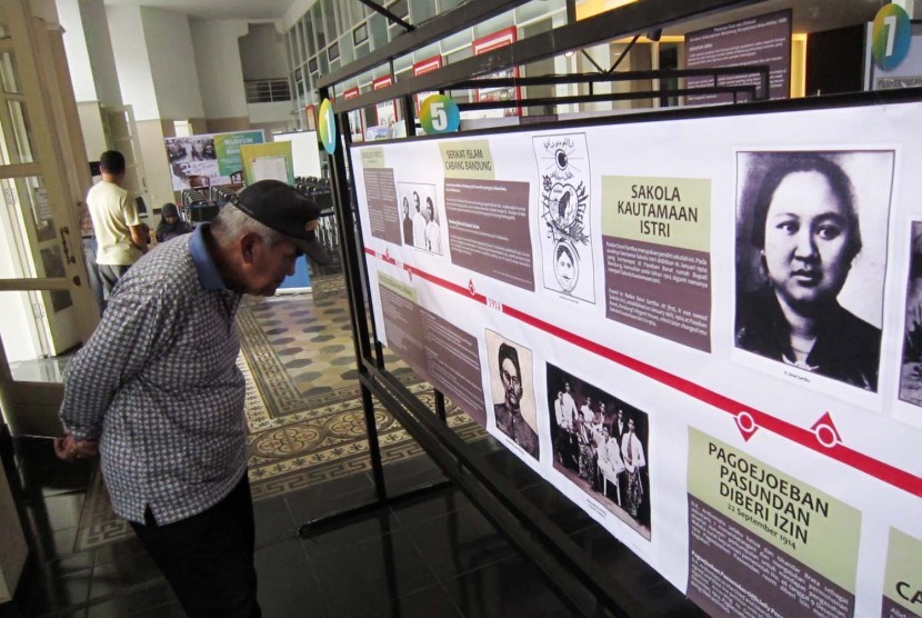 Pengunjung mengamati foto-foto dan keterangan sejarah Bandung pada 