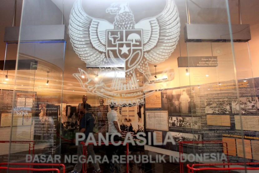 Pengunjung mengamati foto sejarah Indonesia di Museum Arsip Nasional Republik Indonesia, Jakarta, Rabu (22/7). 