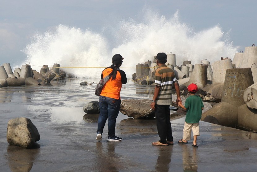 Pengunjung mengamati gelombang tinggi di Pantai Glagah, Kulon Progo, DI Yogyakarta.