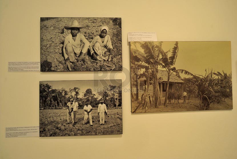 Pengunjung mengamati karya foto di Pameran Foto Java To Suriname di Erasmus Huis, Jakarta, Senin (22/9). (Republika/Edwin Dwi Putranto)
