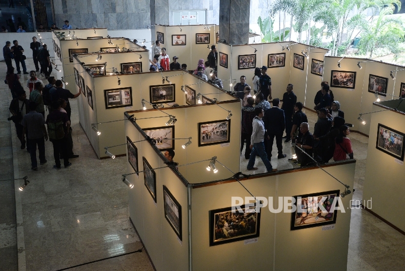 Ketua DPR Setya Novanto (kedua kanan) mengamati karya foto yang dipamerkan pada pameran foto Warna-Warni Parlemen di Komplek Parlemen, Senayan, Jakarta, Selasa (29/8).