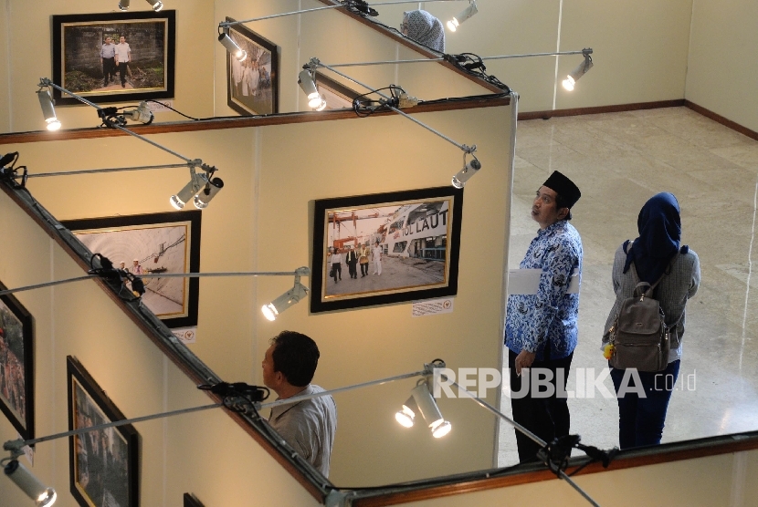 Ketua DPR Setya Novanto (kedua kanan) mengamati karya foto yang dipamerkan pada pameran foto Warna-Warni Parlemen di Komplek Parlemen, Senayan, Jakarta, Selasa (29/8).