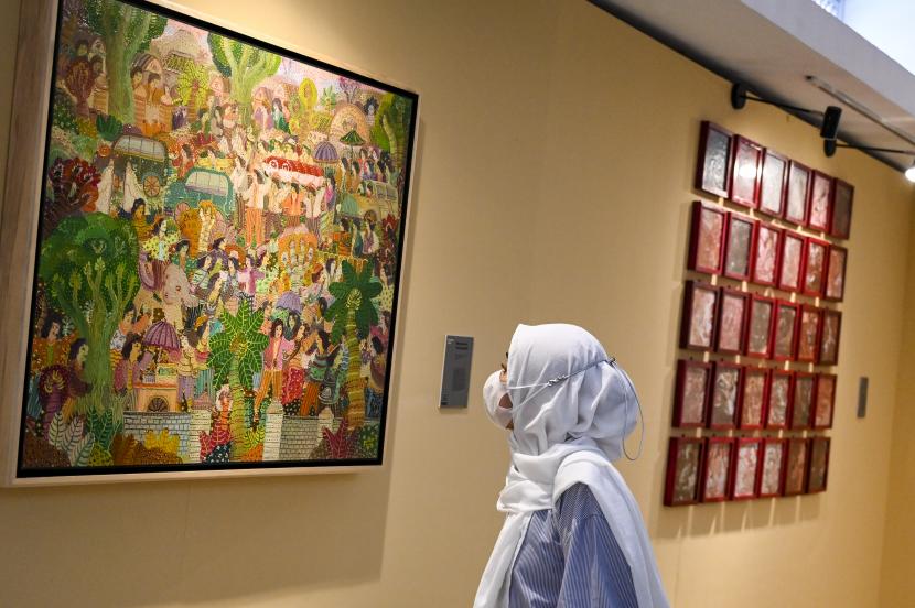 Pengunjung mengamati karya seni lukis pada Basoeki Abdullah Art Award (BAAA) #4 di Museum Basoeki Abdullah, Jakarta, Senin (26/9/2022). Pameran dengan mengangkat tema IDEOLOG, Kini, Tokoh, dan Bangsa tersebut menampilkan karya dari 25 seniman, dan berlangsung hingga 26 Oktober 2022. 
