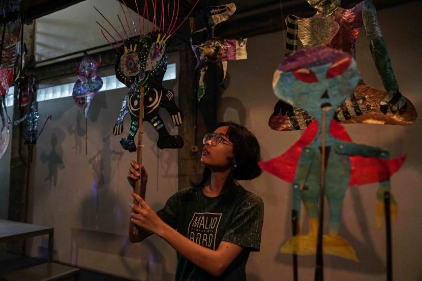 Pengunjung mengamati karya wayang yang terbuat dari limbah plastik di Indonesian Visual Art Archive (IVAA), Yogyakarta, Kamis (21/7/2022). Komunitas Wayang Merdeka menggelar pameran wayang dengan bahan daur ulang sebagai upaya memperkenalkan wayang kepada masyarakat luas baik dalam negeri maupun luar negeri. 