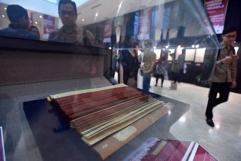 Pengunjung mengamati kitab Sutasoma yang ditulis oleh Empu Tantular ketika pameran arsip lahirnya Pancasila di Museum Nasional, Jakarta, Jumat (2/6). 