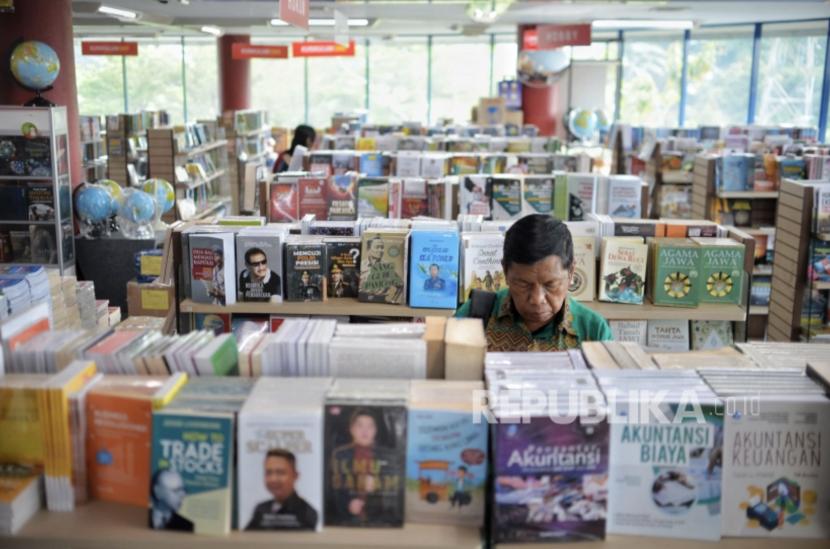 Pengunjung mengamati koleksi buku di Toko Buku Gunung Agung, Jakarta, Senin (22/5/2023). 