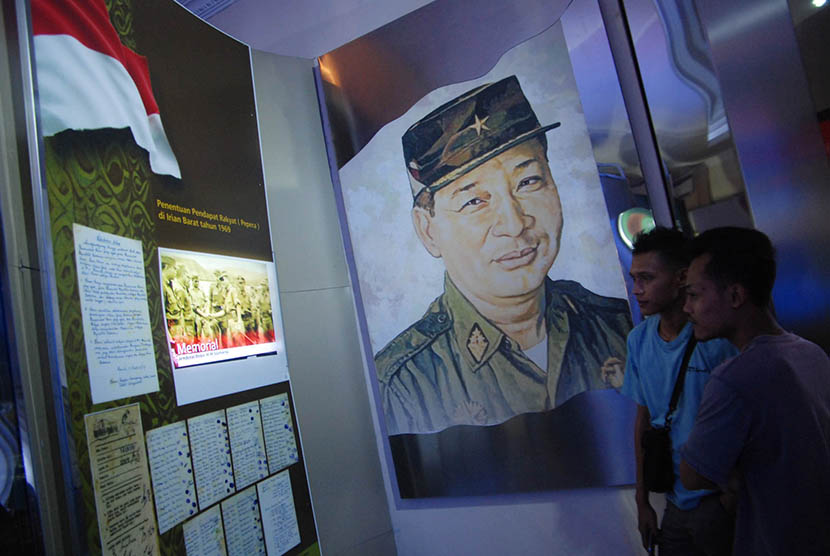   Pengunjung mengamati koleksi Museum Memorial HM Soeharto di Kemusuk, Argomulyo, Sedayu, Bantul, Yogyakarta.
