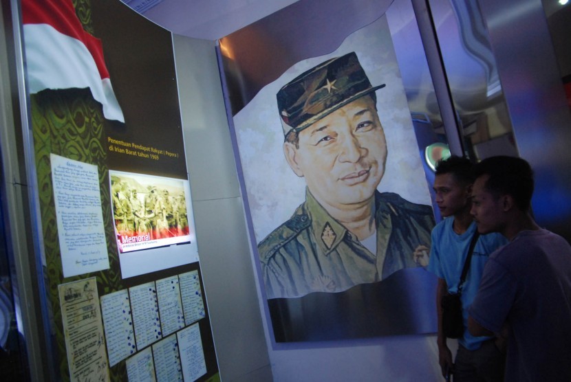 Pengunjung mengamati koleksi Museum Memorial HM Soeharto di Kemusuk, Argomulyo, Sedayu, Bantul, Yogyakarta, Rabu (31/12). 