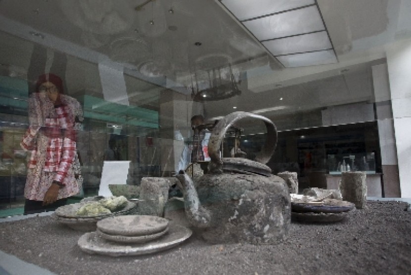 Pengunjung mengamati koleksi perkakas rumah tangga yang terkena erupsi Gunung Merapi di Museum Gunung Merapi, Pakem, Sleman, Yogyakarta.