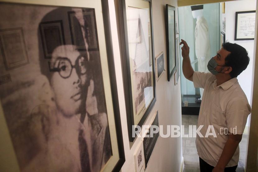 Pengunjung mengamati koleksi yang dipajang di Museum WR Soepratman di Surabaya, Jawa Timur.