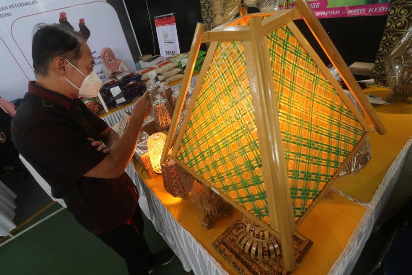 Pengunjung mengamati lampion bambu produk usaha mikro kecil menengah (UMKM) lokal Kediri yang dipamerkan di Gor Jayabaya, Kota Kediri, Jawa Timur.