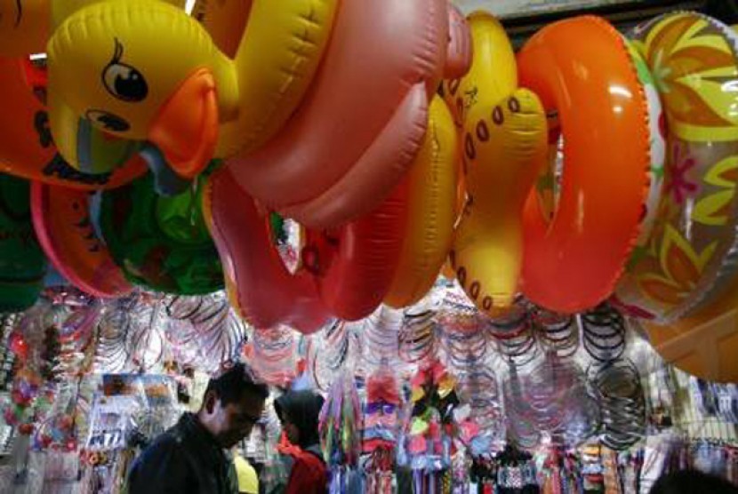 Pengunjung mengamati mainan yang dijual di Pasar Gambrong, Kampung Melayu, Jakarta, Selasa (05/10).
