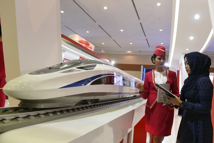 Pengunjung mengamati maket kereta cepat Jakarta-Bandung saat Indonesia Bussiness and Development Expo 2016 di Jakarta Convention Center (JCC), Jakarta.  