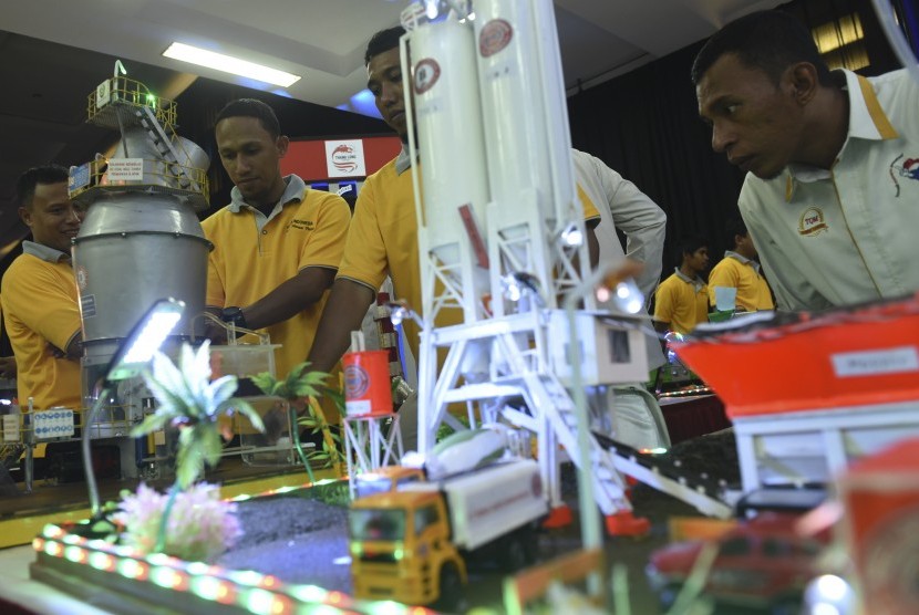 Pengunjung mengamati maket pabrik yang dipamerkan pada pameran Semen Indonesia Award on Innovation 2015-2016 di Gresik, Jawa Timur, Senin (9/1).