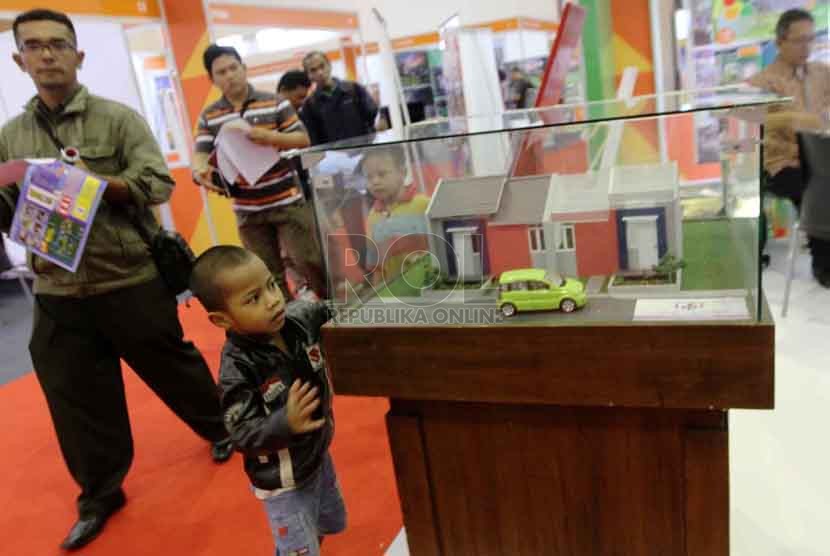 Pengunjung mengamati maket rumah saat pameran rumah rakyat di Jakarta Convention Center, Jakarta, Kamis (4/9).(Republika/ Yasin Habibi)