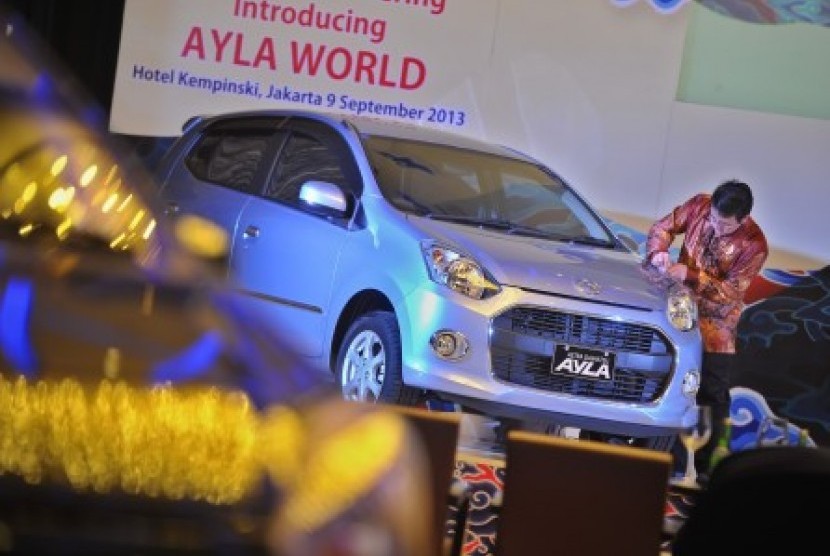 Pengunjung mengamati mobil Astra Daihatsu Ayla saat acara peluncurannya di Jakarta, Senin (9/9). Astra Daihatsu Ayla termasuk dalam Low Cost Green Car (LCGC), bermesin silinder 980-1200, dengan konsumsi bahan bakar 20 km per liter, dipasarkan di Indonesia 