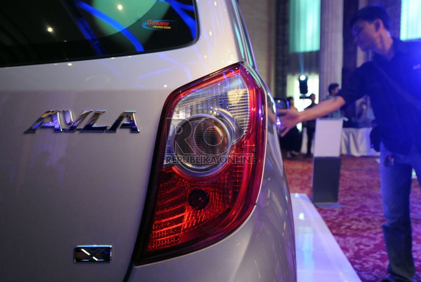 Pengunjung mengamati mobil Daihatsu Ayla saat diluncurkan di Jakarta, Senin (9/9).     (Republika/Aditya Pradana Putra)