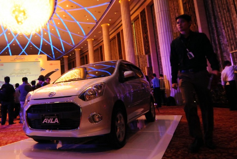 Pengunjung mengamati mobil Daihatsu Ayla yang diluncurkan di Jakarta, Senin (9/9). 