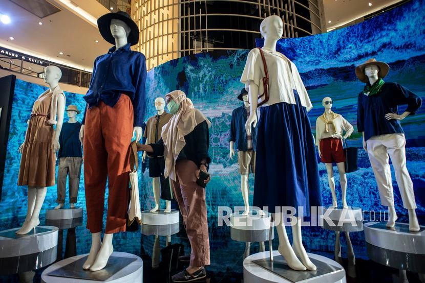 Pengunjung mengamati pakaian terbaru dari UNIQLO Indonesia saat peluncuran koleksi LifeWear 2022 Spring/Summer di Senayan City, Jakarta, Kamis (13/1/2022). UNIQLO ModestWear menghadirkan koleksi musim semi/panas 2022.