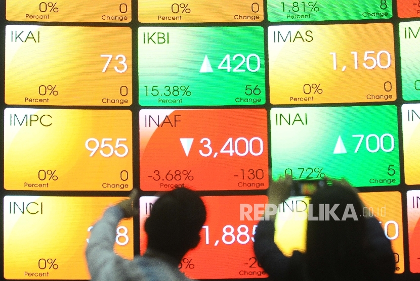 Pengunjung mengamati pergerakan Indeks Harga Saham Gabungan (IHSG) pada layar pergerakan saham di Gedung Bursa Efek Indonesia (BEI) Jakarta, Jumat (2/6)