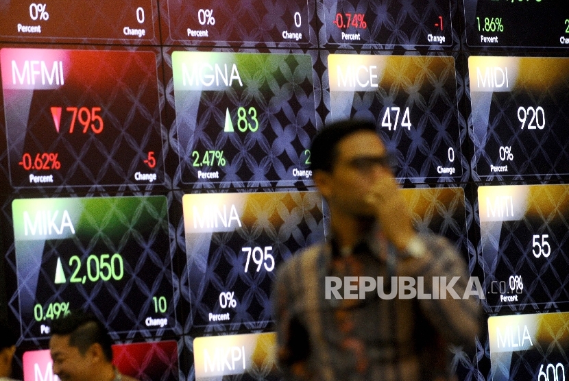 Pengunjung mengamati pergerakan Indeks Harga Saham Gabungan (IHSG) pada layar pergerakan saham di Gedung Bursa Efek Indonesia (BEI) Jakarta. ilustrasi