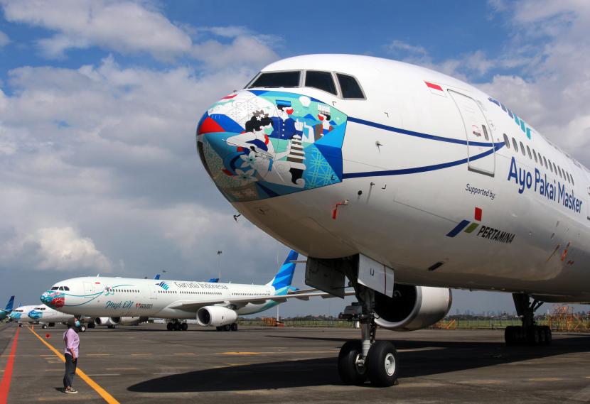 Pengunjung mengamati pesawat Garuda Indonesia bercorak khusus dengan visual masker pada bagian moncong pesawat di Hanggar GMF AeroAsia Bandara Soekarno Hatta, Tangerang, Banten, Selasa (8/12/2020) lalu. Maskapai Garuda Indonesia memastikan kesiapan operasional armada untuk melayani penerbangan Haji 2022.