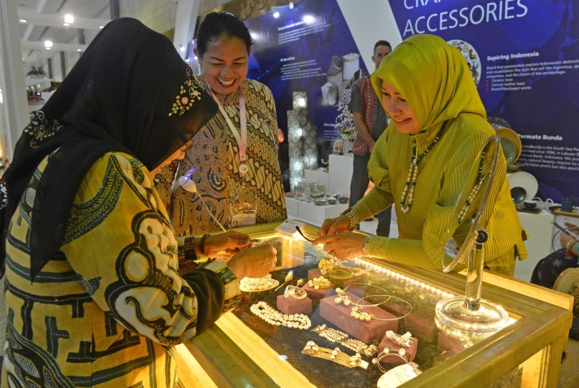 Pengunjung mengamati produk perhiasan di salah satu stan ketika pameran produk perdagangan di sela KTT Indian Ocean Rim Association (IORA) di JCC Senayan, Jakarta, Senin (6/3).