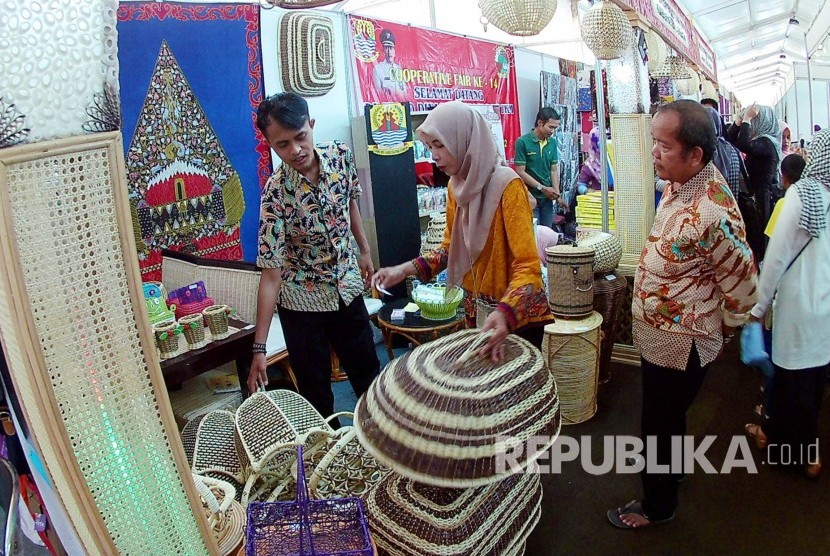 Pengunjung mengamati produk unggulan UMKM di stand Kabupaten Cirebon pada acara Cooperative Fair 14 Jabar 2017 di Metro Indah Mall, Jalan Sukarno Hatta, Kota Bandung, Ahad (13/8). 