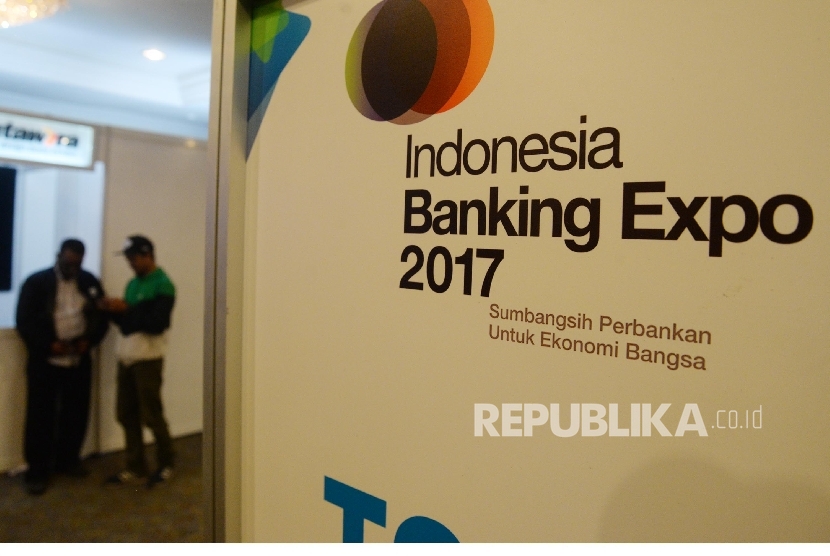 Pengunjung mengamati salah satu booth dalam acara Indonesia Banking Expo (IBEX) 2017 di JCC Senayan, Jakarta, Selasa (19/9). 