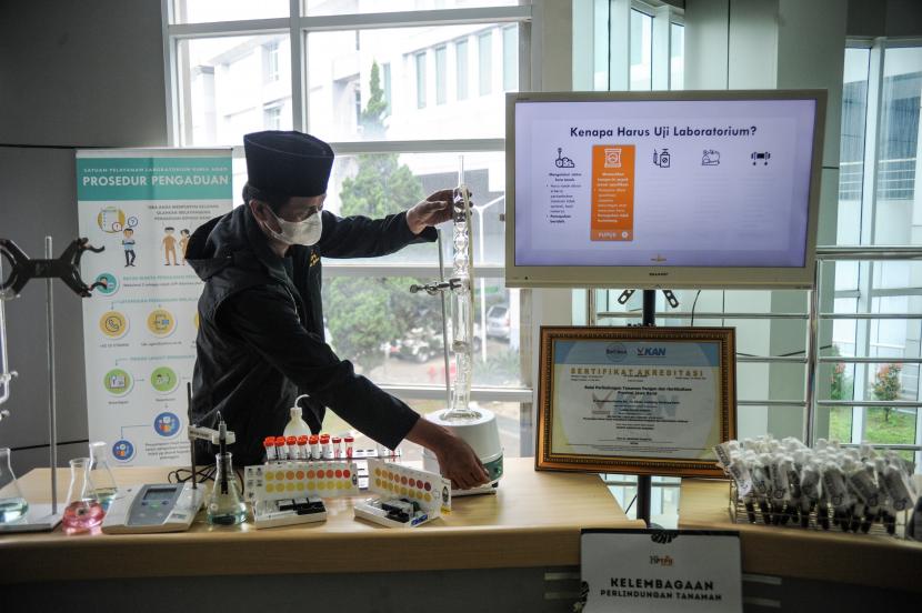 Pengunjung mengamati sebuah produk pada pameran inovasi pengendalian hama (ilustrasi). 
