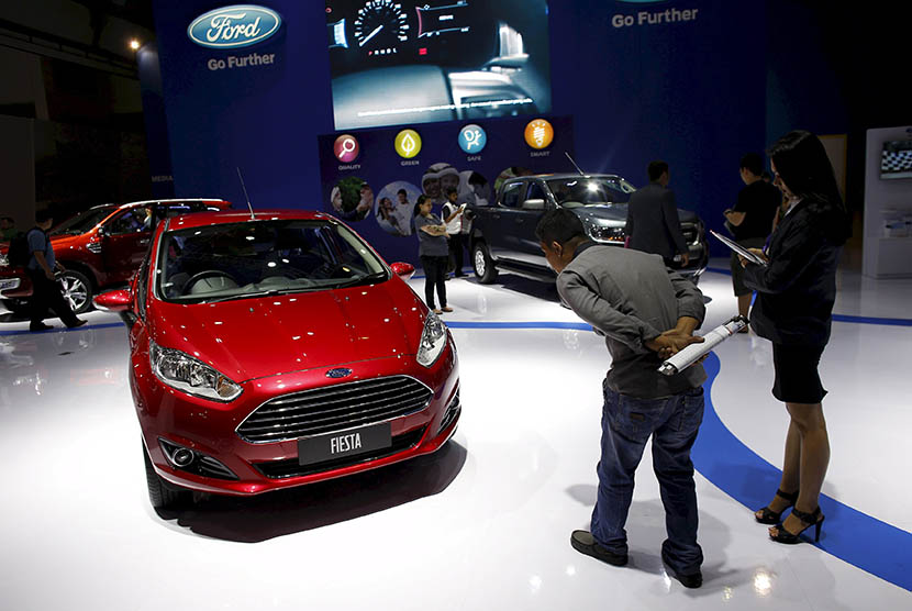 Pengunjung mengamati sedan Ford dalam pameran Indonesia International Motor Show di Jakarta, bulan Augustus tahun 2015.