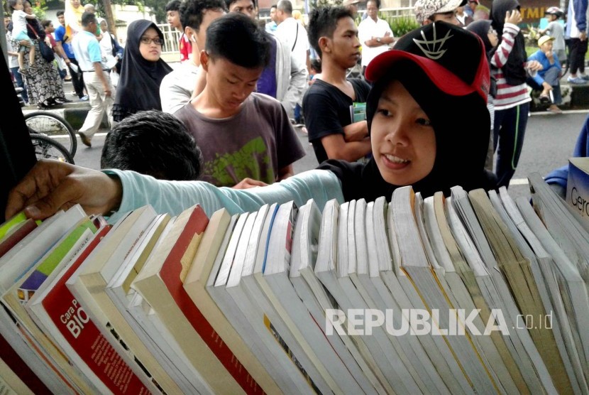 Pengunjung mengambil buku di mobil perpustakaan keliling di Car Free Day (CFD), Jl Ir H Djuanda, Kota Bandung, Ahad (22/5). (Foto: Dede Lukman Hakim)