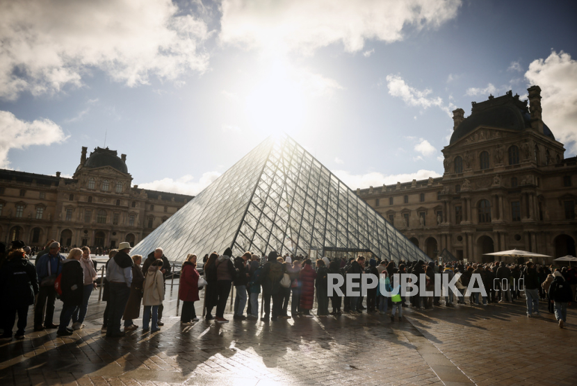 Polisi Prancis Tangkap Sejumlah Orang Terkait Pencurian Besar di Museum Louvre