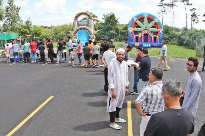 Pengunjung mengantre makanan hangat gratis dalam acara barbeku tahunan yang digelar Masjid Barrie, Kanada, Sabtu (7/8/2022).