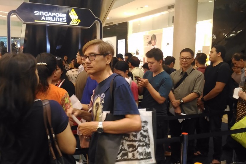 Pengunjung mengantre tiket penerbangan dengan potongan harga di Singaporea Airlines Travel Fair, Jumat (4/8).
